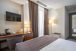 Отель Hotel Atlas Abashidze Тбилиси Номер с кроватью размера «queen-size»-4